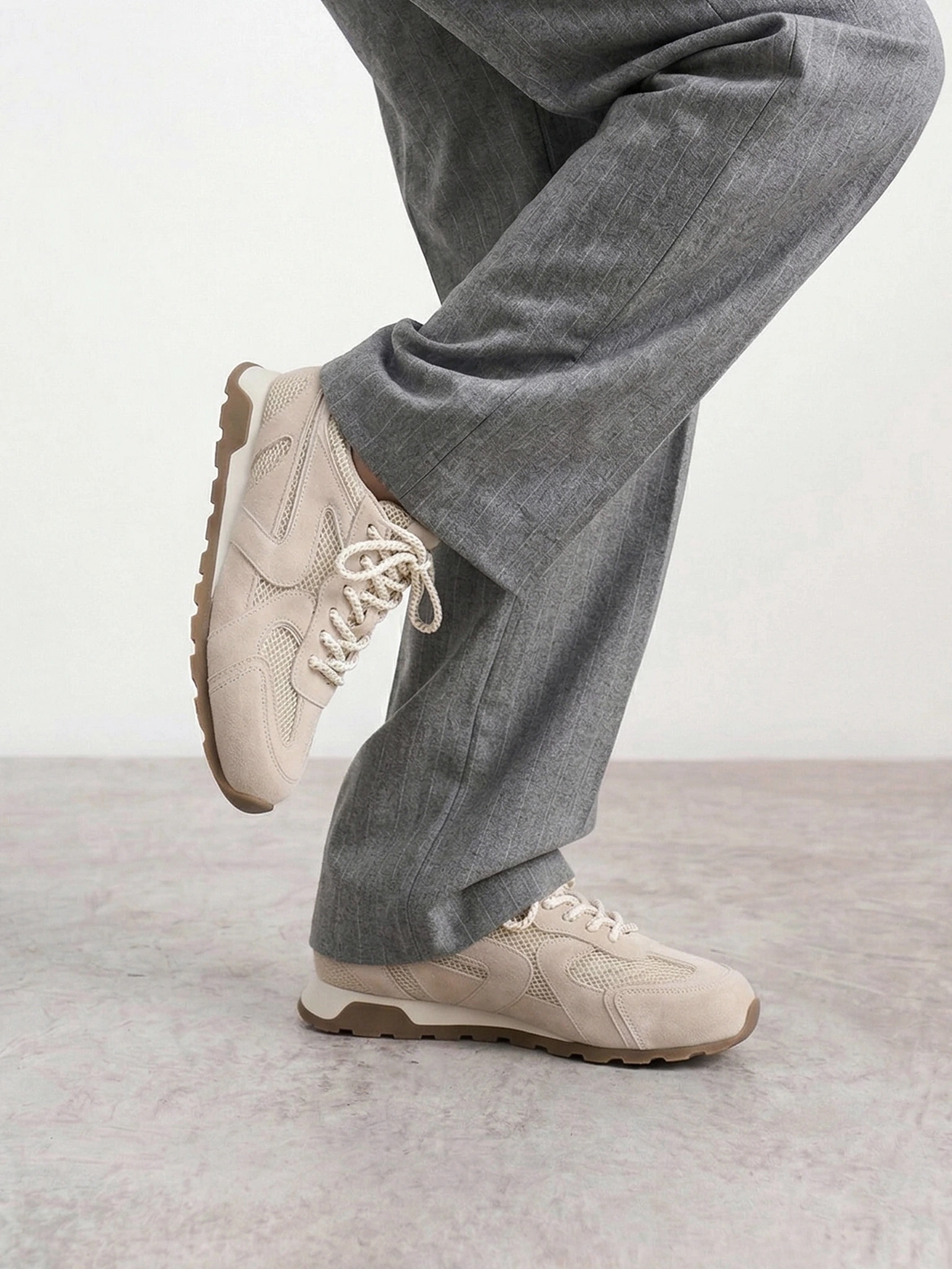 Кроссовки комбинированные серого цвета на низкой подошве